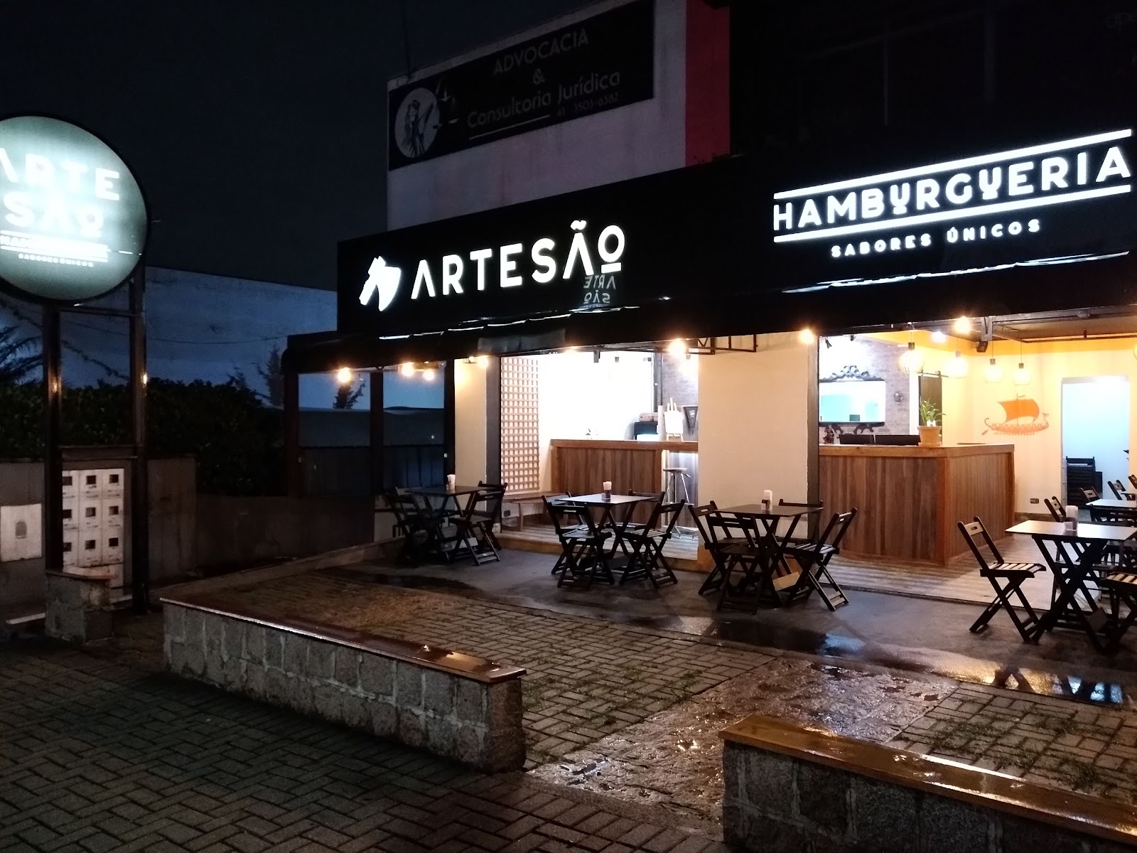 Área externa com mesas à noite