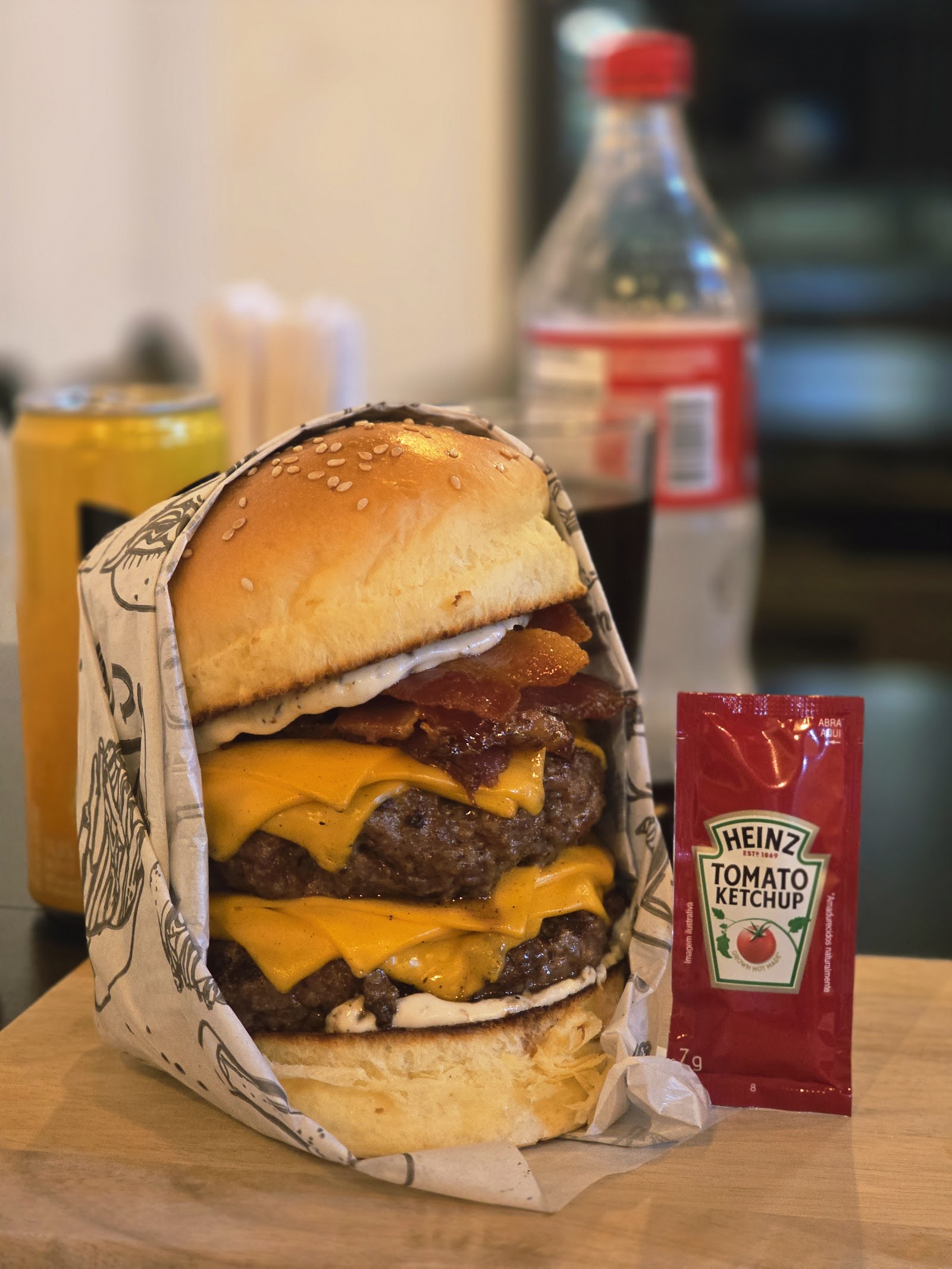 Hambúrguer duplo com bacon e cheddar