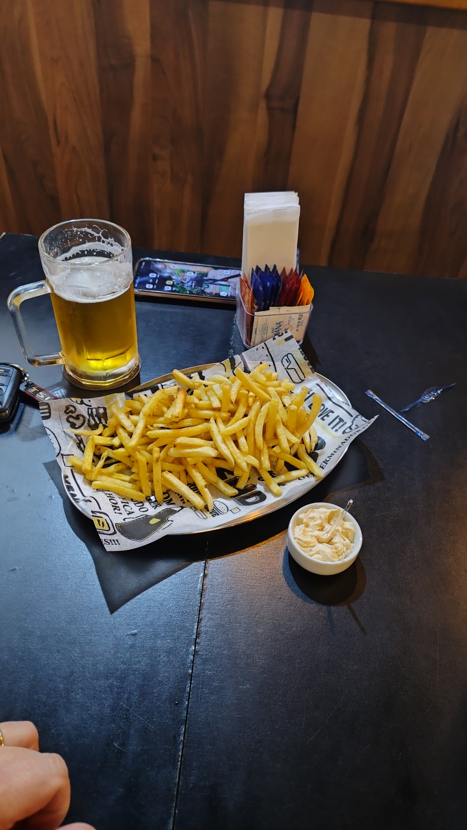Porção de fritas com chopp gelado