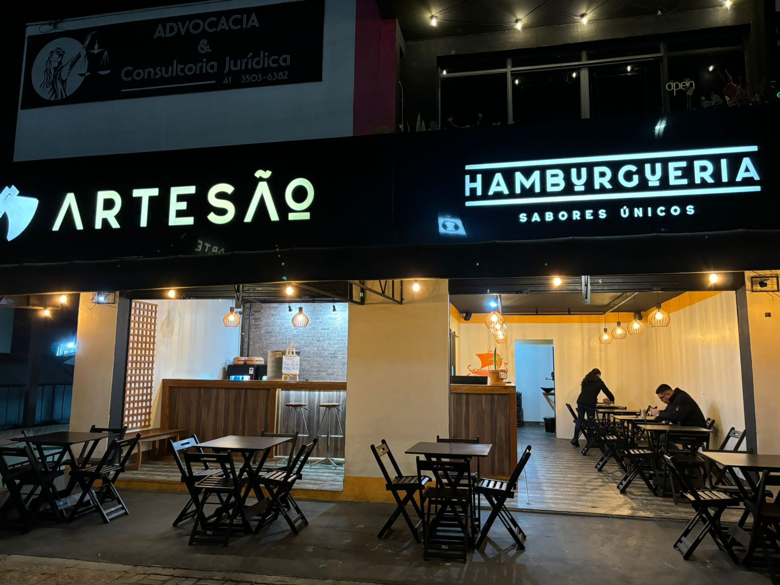 Fachada da Artesão Hamburgueria à noite