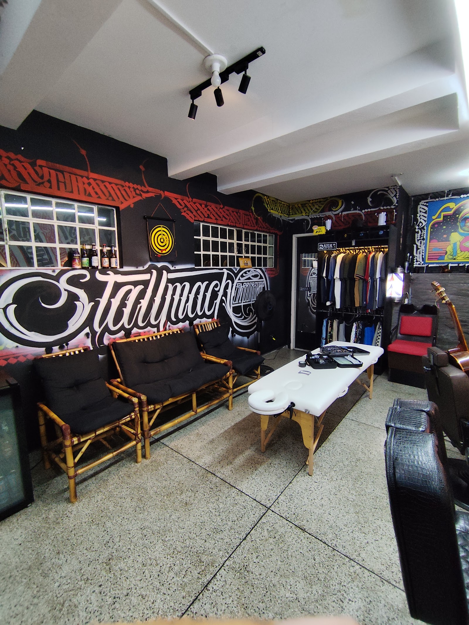 Interior da Stallmach Barber Shop com grafite e área de espera