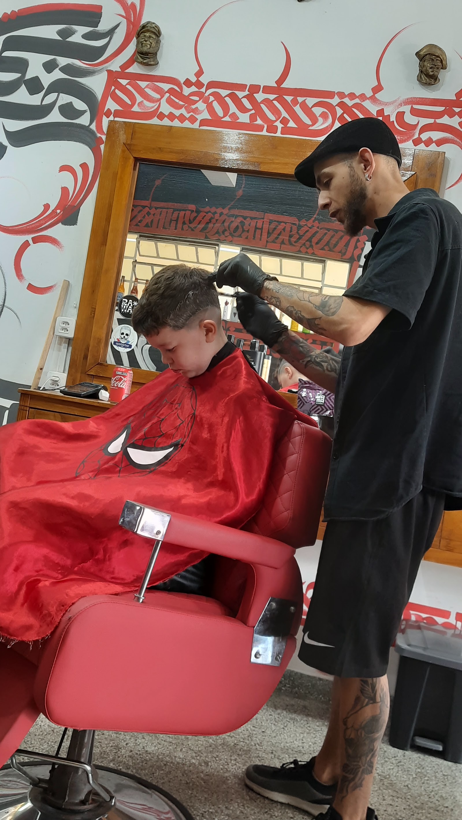 Barbeiro fazendo corte infantil na Stallmach