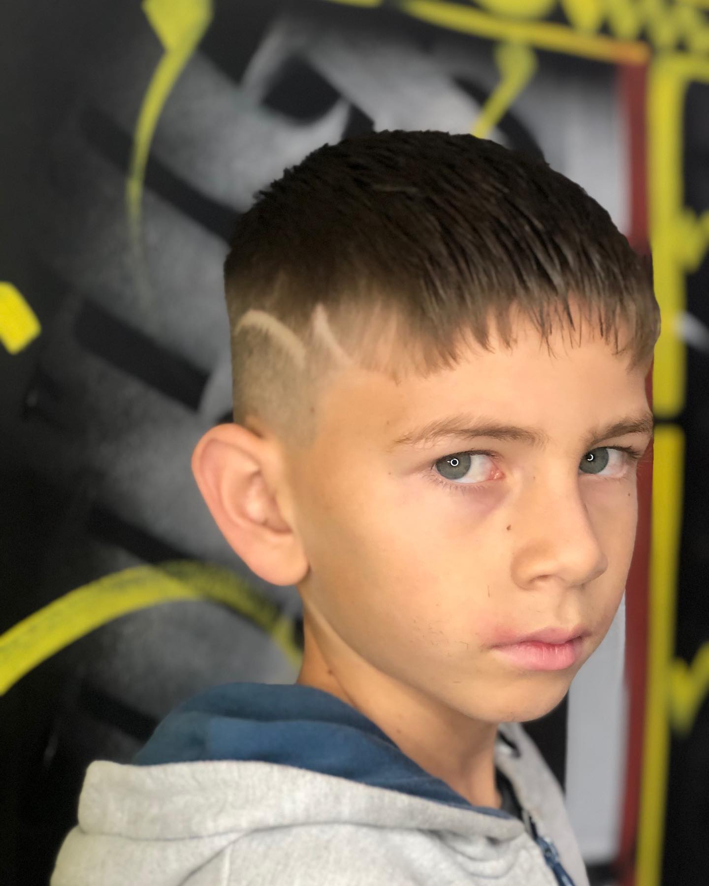 Corte masculino com degradê e desenho