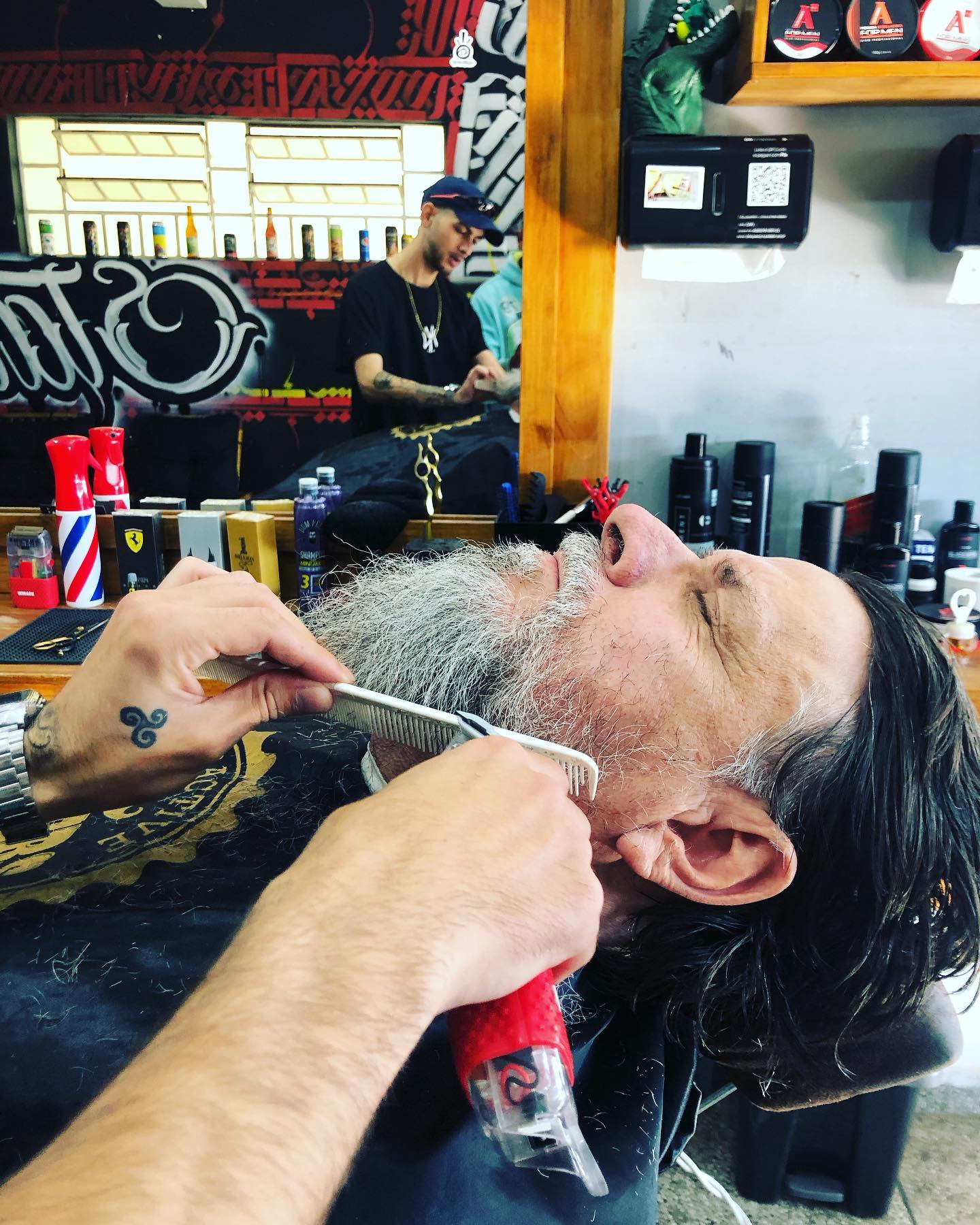 Barba sendo aparada à navalha