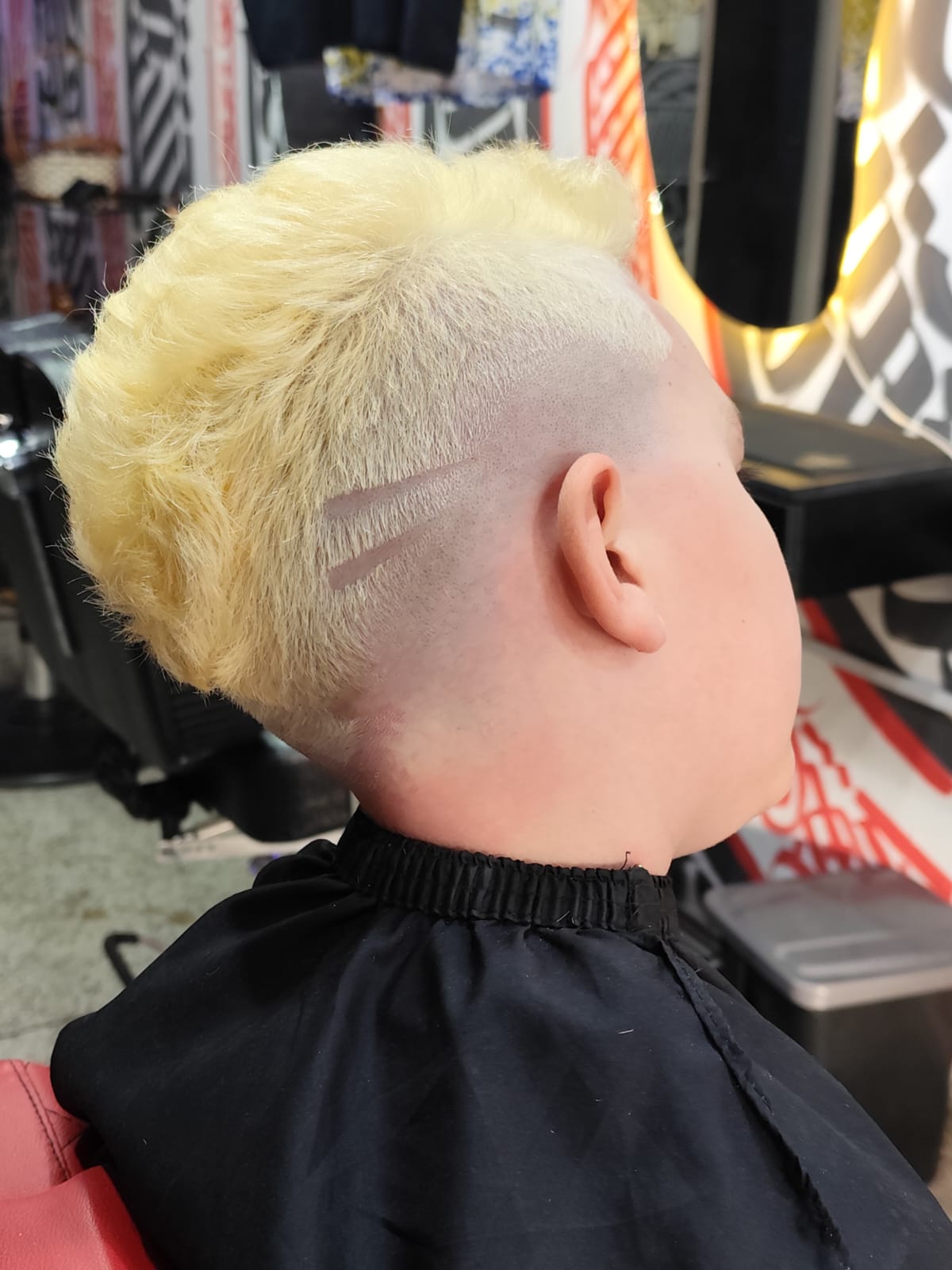 Corte com fade, risca e cabelo platinado
